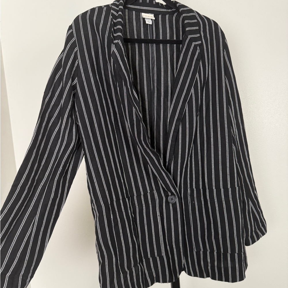Black & White Pinstripe Blazer – Lightweight Tailored Jacket